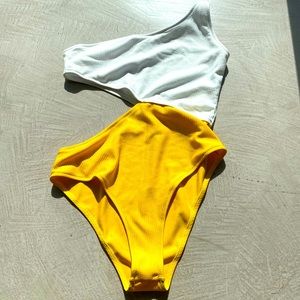 Cute CUPSHE cutout swim suit!